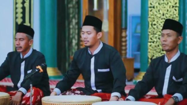 Grup Bedikir melantunkan syair Islami